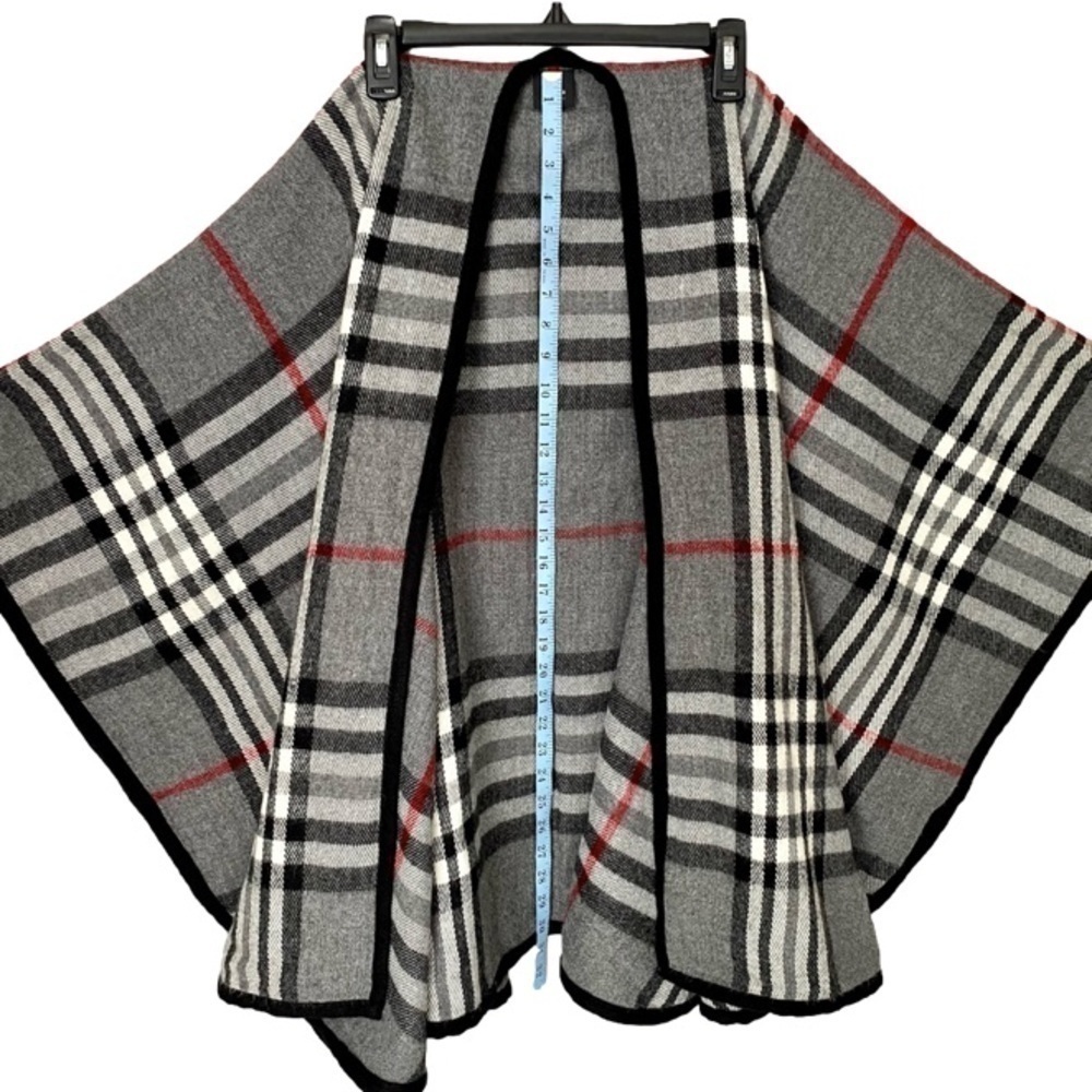 V. FRAAS Ruana Style Wrap Warm Plaid Gray Black White Red Women One Size - Picture 6 of 11